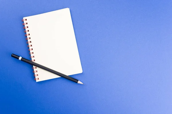 Primer Plano Cuaderno Lápiz Aislados Sobre Fondo Azul — Foto de Stock