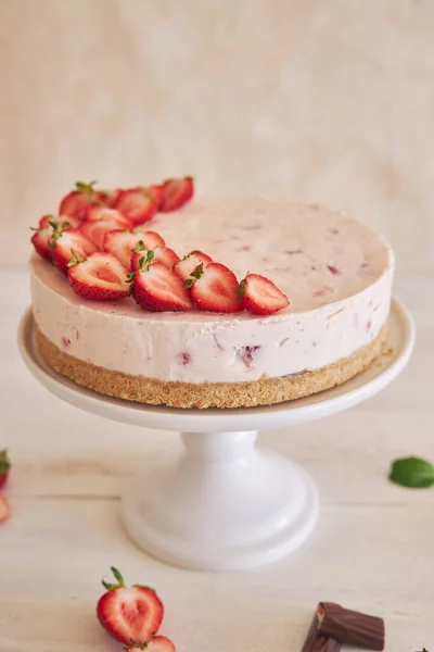 Ein Köstlicher Eisjoghurtkuchen Mit Plätzchenboden Und Erdbeeren Perfekt Für Den — Stockfoto