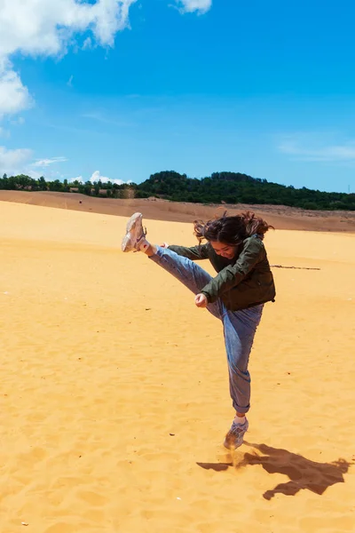 Tiro Vertical Uma Jovem Senhora Asiática Enérgica Praia — Fotografia de Stock