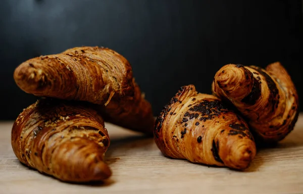 Tiro Close Croissants Frescos Uma Superfície Madeira Perfeito Para Fundo — Fotografia de Stock