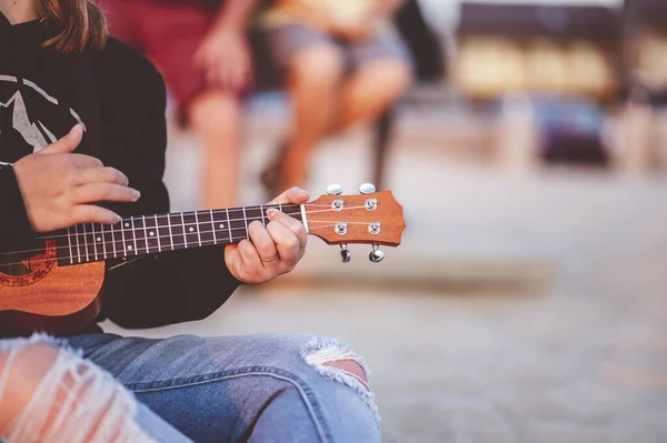 Närbild Fokusbild Kvinna Som Spelar Ukulele Stranden — Stockfoto