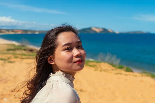 Een Close Shot Van Een Jonge Aziatische Dame Het Strand — Stockfoto