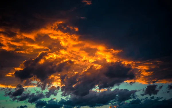 Ett Åskhuvud Mörk Och Orange Himmel — Stockfoto