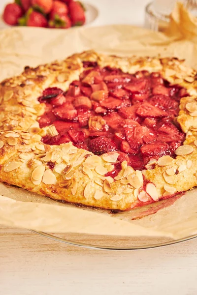 Delicioso Pastel Fresas Ruibarbo Con Ingredientes Una Mesa Blanca — Foto de Stock