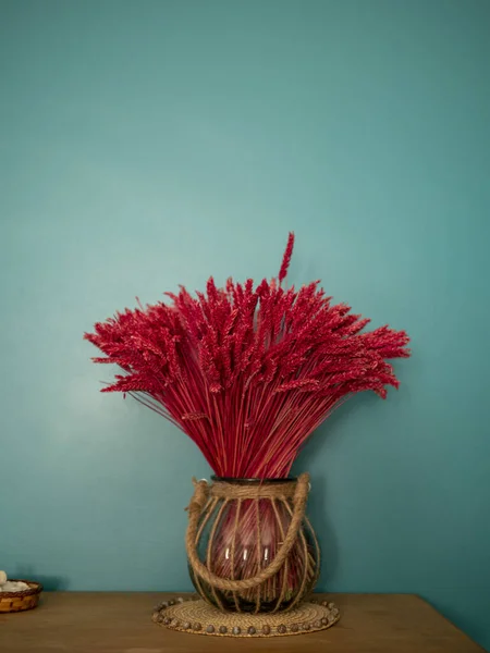 Μια Κάθετη Βολή Κόκκινου Χρώματος Σιταριού Ένα Βάζο Πάνω Έναν — Φωτογραφία Αρχείου