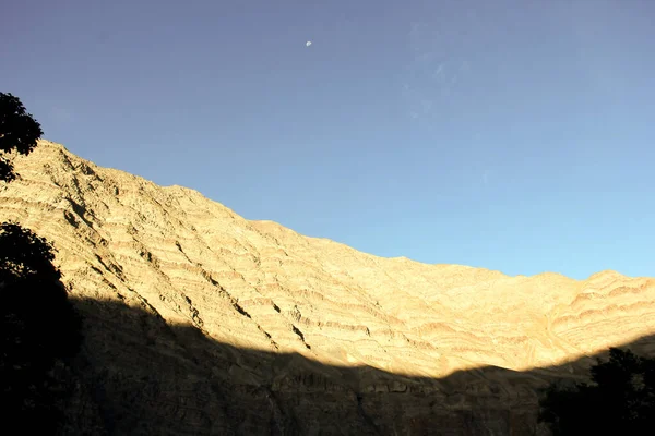 在印度拉达克 陡峭的悬崖映衬着蔚蓝的天空 — 图库照片