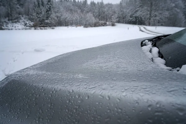 Nahaufnahme Eines Autos Das Von Schnee Umgeben Ist — Stockfoto