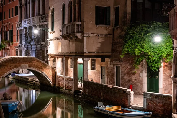 Крупный План Венецианского Канала Небольшим Мостом Припаркованной Лодкой Ночное Время — стоковое фото
