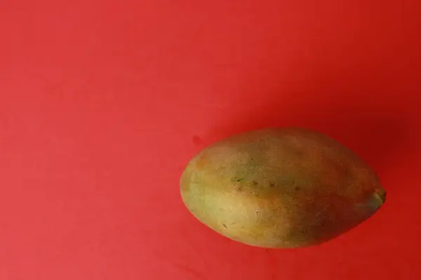 Lezzetli Olgun Bir Mangonun Kırmızı Bir Yüzeyde Üst Görüntüsü — Stok fotoğraf