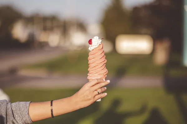 Крупный План Женщины Держащей Высокий Рожок Мороженого — стоковое фото