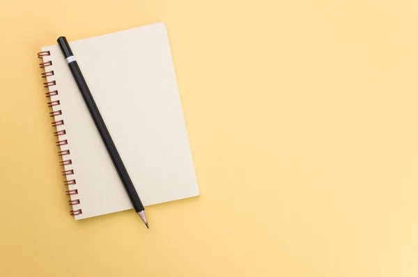 Primer Plano Cuaderno Lápiz Aislados Sobre Fondo Amarillo — Foto de Stock