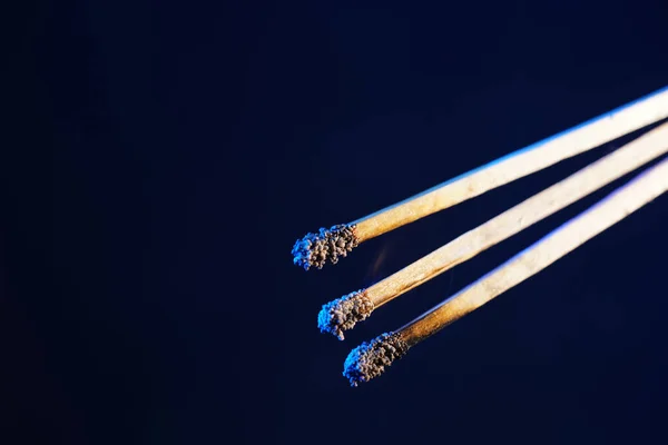 Tiro Perto Fósforos Queimados Escuridão — Fotografia de Stock