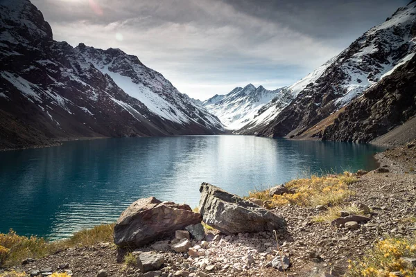 Sjön Laguna Del Inca Omgiven Höga Berg Täckta Snö Chile — Stockfoto