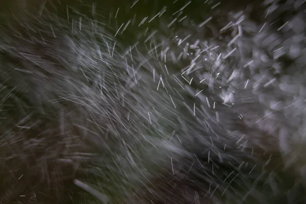 Una Lunga Esposizione Gocce Acqua Che Cadono Velocemente Sotto Luce — Foto Stock