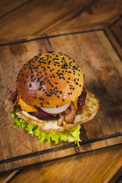 Крупный План Высоким Углом Обзора Восхитительного Гамбургера — стоковое фото