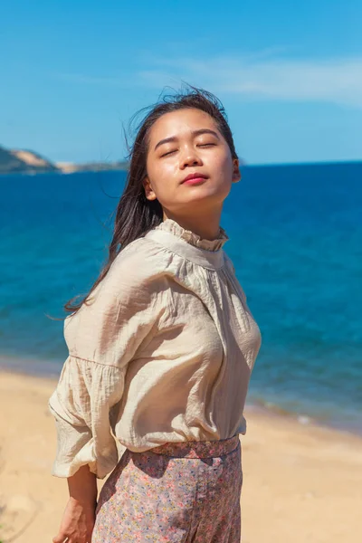 Sahilde Genç Bir Asyalı Bayanın Dikey Görüntüsü — Stok fotoğraf