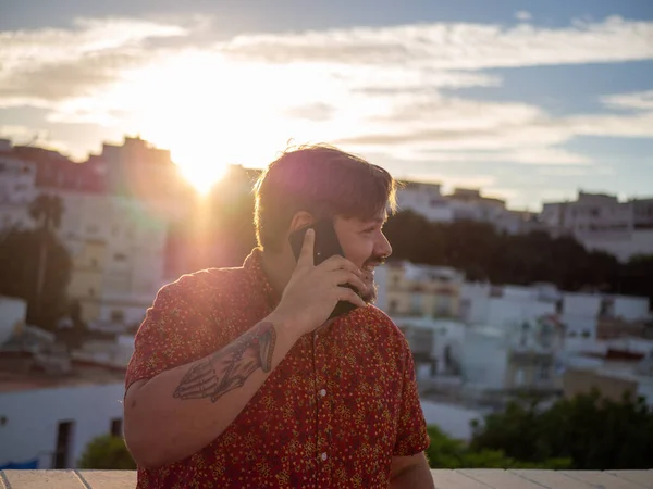 Foco Superficial Hombre Adulto Hablando Por Teléfono Balcón Bajo Luz — Foto de Stock