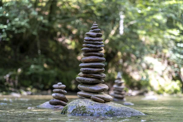 许多石塔的壮观的照片 这些石塔在河水上保持平衡 — 图库照片