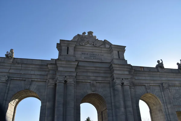 Een Lage Hoek Opname Van Puerta Alcala Madrid Spanje — Stockfoto