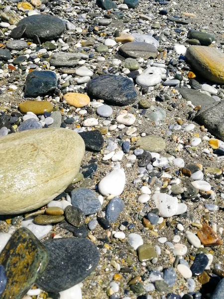 ภาพระยะใกล ของกล อนห นขนาดเล กและกลมท ชายหาด — ภาพถ่ายสต็อก