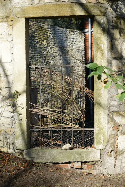 Terk Edilmiş Yıkılmış Bir Binanın Dikey Görüntüsü — Stok fotoğraf