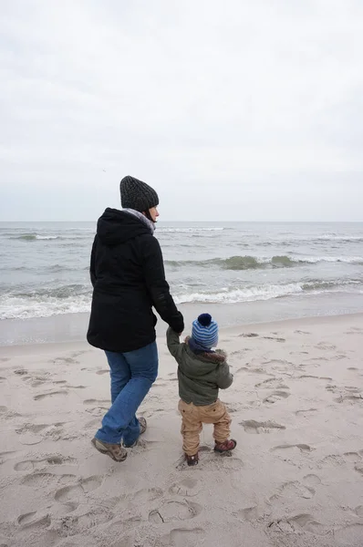 Сианозети Польша Ноя 2015 Женщина Держащая Ребенка Руку Песке Пляже — стоковое фото