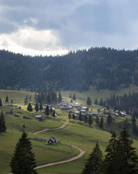 Letecký Snímek Malé Vesnice Úžasné Horské Krajině Transylvánii Rumunsko — Stock fotografie