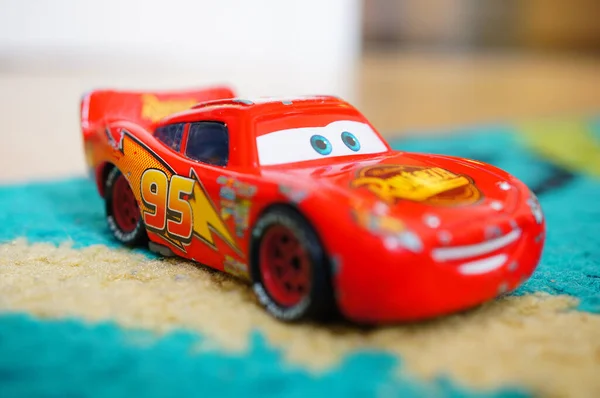 Detalhe Do Carro Real Do Filme Mcqueen Relâmpago Em Cor Vermelha Na Pista  De Corrida Fotografia Editorial - Imagem de desempenho, transporte:  267624612