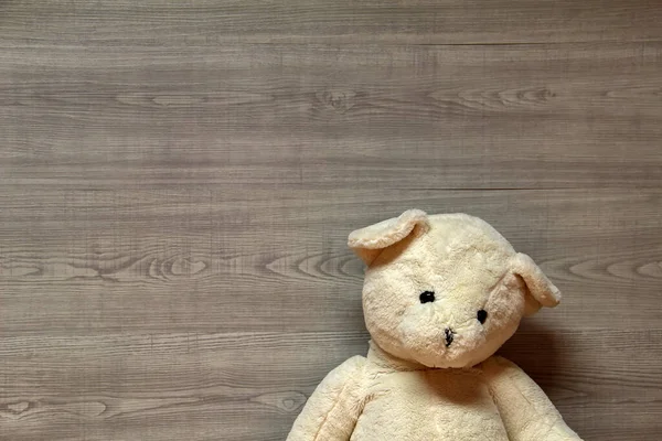 Nahaufnahme Eines Teddykuscheltieres Auf Einem Hölzernen Hintergrund — Stockfoto
