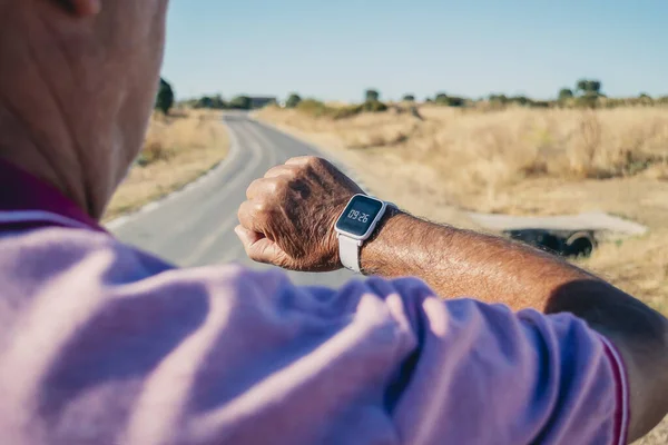Seorang Pria Tua Jalan Mengenakan Jam Tangan Pintar Konsep Hidup — Stok Foto