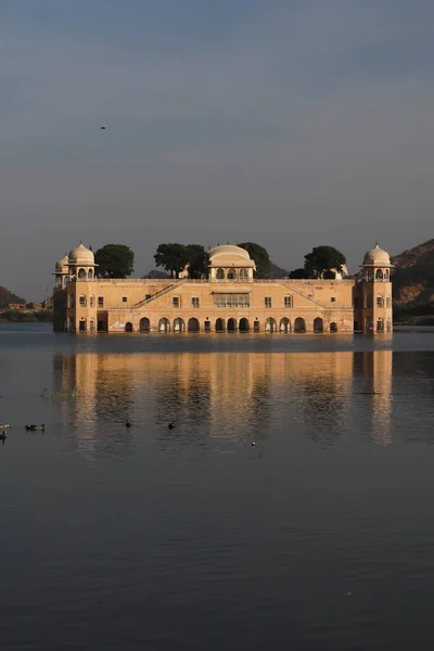Μια Κάθετη Λήψη Του Παλατιού Jal Mahal Στη Μέση Μιας — Φωτογραφία Αρχείου