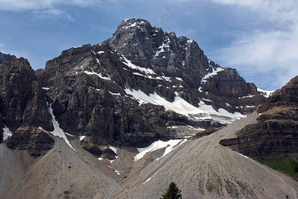Ένα Όμορφο Πλάνο Του Βουνού Crowfoot Στην Αλμπέρτα Καναδάς — Φωτογραφία Αρχείου