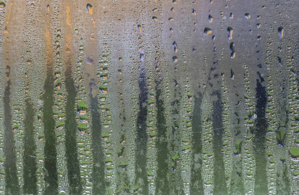 Detailní Pohled Kouřící Okno Rozmazaným Barevným Pozadím Pruhovaným Vzorem Kapek — Stock fotografie