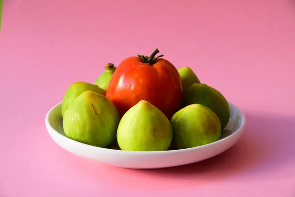 Primer Plano Tazón Higos Verdes Con Solo Tomate Aislado Sobre — Foto de Stock