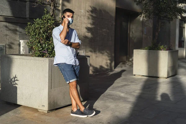 Young Male Medical Mask Talking Phone Concept New Normal — Stock Photo, Image