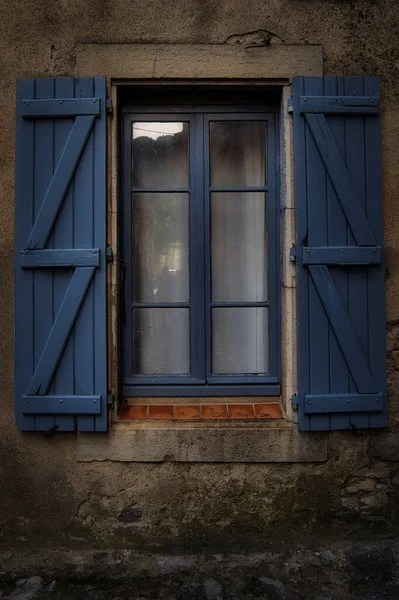 Egy Függőleges Kép Egy Fából Készült Kék Ablakról Egy Régi — Stock Fotó