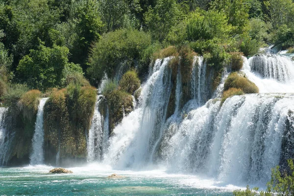 クロアチアのクルカ国立公園の美しい滝の閉鎖 — ストック写真