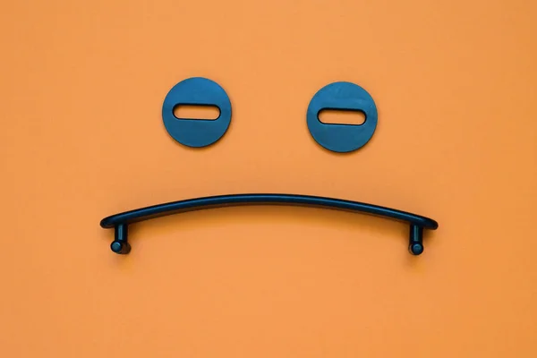 Olağan Nesnelerle Yapılmış Yüksek Açılı Bir Kum Emojisi — Stok fotoğraf