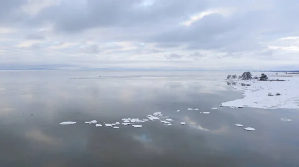 冰封的冬季海岸上的海景 — 图库照片