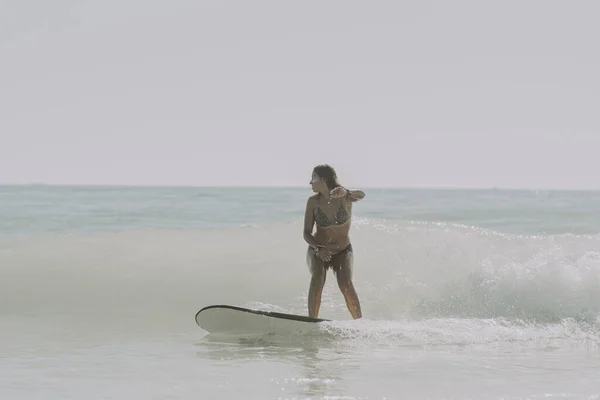 Uno Scatto Ipnotizzante Una Giovane Attraente Donna Caucasica Che Surf — Foto Stock