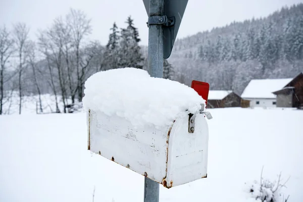 Tiro Close Uma Caixa Correio Vermelha Coberta Neve — Fotografia de Stock