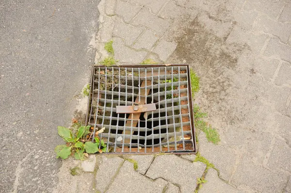 Metall Regenabfluss Mit Gitter Auf Einer Straße — Stockfoto