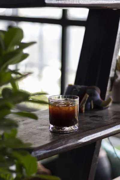 Una Toma Selectiva Vertical Vaso Café Negro Helado Una Mesa —  Fotos de Stock