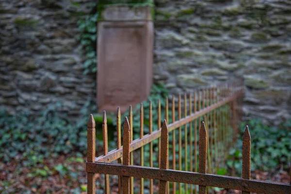 Una Vieja Cerca Oxidada Cementerio Frente Una Vieja Pared — Foto de Stock