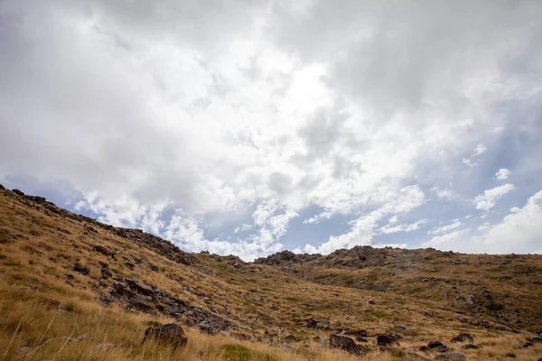 Una Vista Panorámica Una Ladera Seca Bajo Cielo Nublado Sierra — Foto de Stock