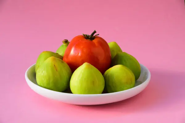Primer Plano Tazón Higos Verdes Con Solo Tomate Aislado Sobre — Foto de Stock