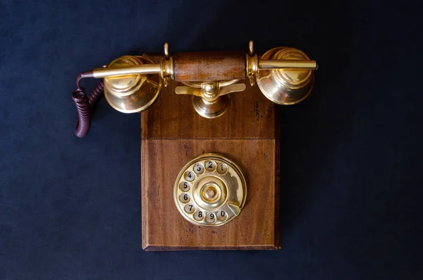 Colpo Angolo Alto Telefono Vintage Legno Catturato Una Superficie Blu — Foto Stock