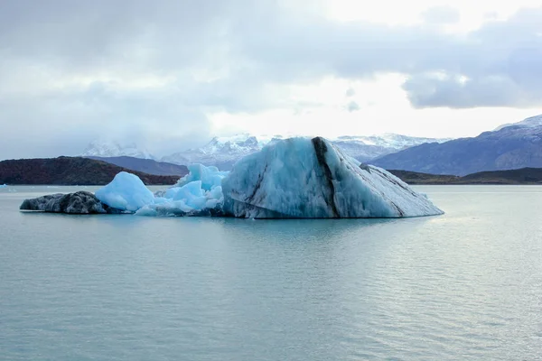 Una Hermosa Toma Iceberg Con Hermoso Mar Transparente Fondo —  Fotos de Stock