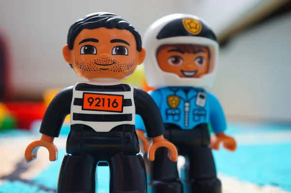 Poznan Polonia 2020 Lego Duplo Prigioniero Piedi Davanti Agente Polizia — Foto Stock