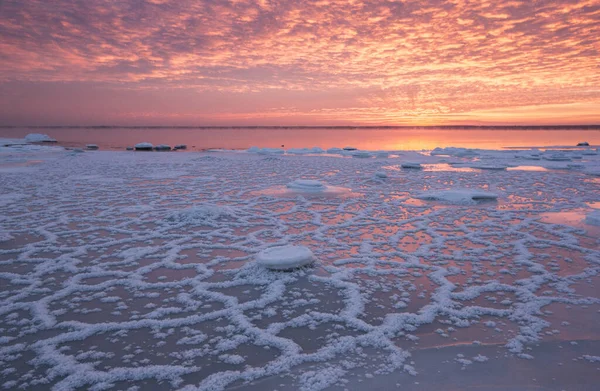 冰冷的大海 冰层层叠 背景是蒸汽和日落色的纹理云彩 — 图库照片